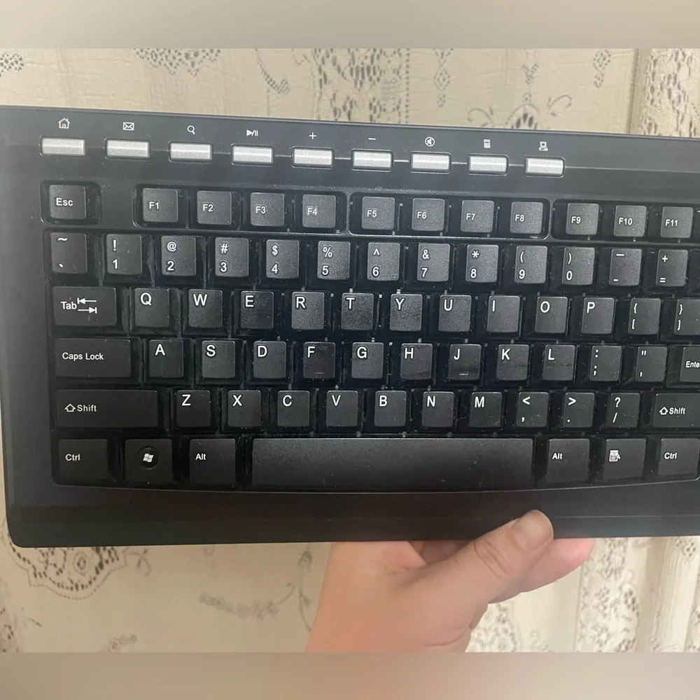 Gear head: 2.4 Ghz Wireless keyboard